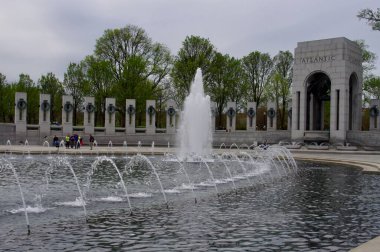 II. Dünya Savaşı Anıtı 'ndaki çeşmeler. Washington, DC, ABD. 16 Nisan 2015. 