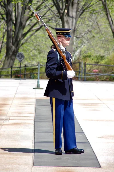 Солдаты Пехотного Полка Меняют Охрану Гробницы Неизвестного Солдата Арлингтонском Национальном — стоковое фото
