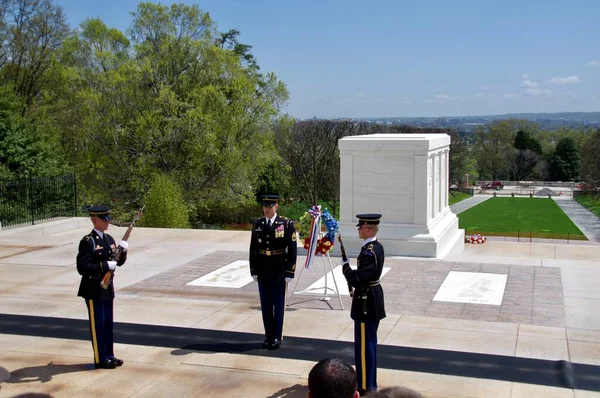 美国第3步兵团的士兵更换了守卫阿灵顿国家公墓的无名士兵坟墓 华盛顿特区 April 2015 — 图库照片