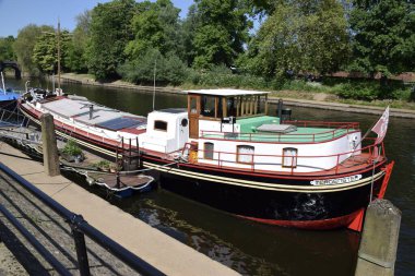 Morganster, York 'un güneyindeki Ouse Nehri' ne demirlemiş büyük bir yüzen ev, Hollanda mavnasından dönüştürülmüş. York, İngiltere. 24 Mayıs 2023. 