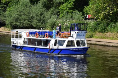 Nehir Kralı, Ouse Nehri 'nde bir City Cruises Nehri Teknesi. York, İngiltere. 24 Mayıs 2023. 