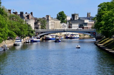 York, İngiltere. 24 Mayıs 2023. Lendal Köprüsü 'ndeki Ouse Nehri. Gezi ve eğlence tekneleri.. 