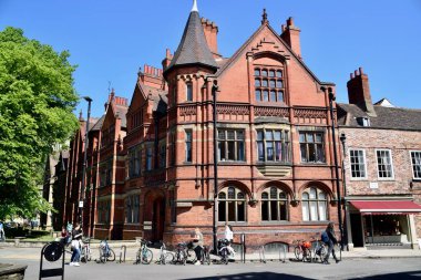 Kırmızı tuğla, Duncombe Place 'deki Viktorya dönemi binası, şimdi de Griler Avukatlar' a ev sahipliği yapıyor. York, İngiltere. 24 Mayıs 2023. 