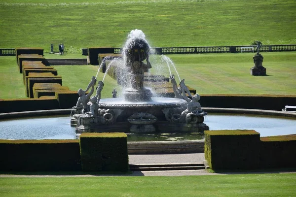 アトラス噴水と池は1850年からハワード城にある イギリス イギリス ヨーク 2023年5月27日 — ストック写真