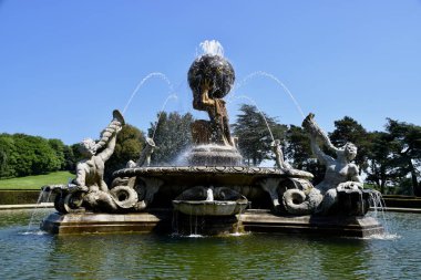 1850 'den kalma Howard Şatosu' ndaki Atlas Çeşmesi ve göleti. York, İngiltere, İngiltere. 27 Mayıs 2023. 