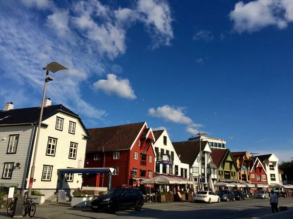 Ιστορικά Κτίρια Στο Stavanger Seafront Κάτω Από Ένα Μπλε Συννεφιασμένο — Φωτογραφία Αρχείου