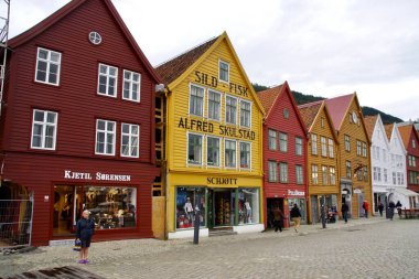 Bryggen 'da geleneksel İskandinav çok renkli ahşap eşyalar. Bergen, Norveç, 13 Eylül 2015. 