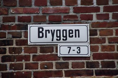 Bryggen için sokak tabelası, Bergen 'in ünlü ahşap alışveriş alanı. Bergen, Norveç, 13 Eylül 2015. 