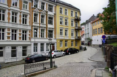 Bergen, Norveç, 13 Eylül 2015. kaldırımlı bir caddede geleneksel İskandinav binaları. 