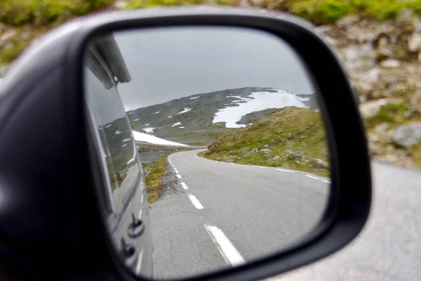 Великолепный Aurlandsfjellet Снежная Дорога Отражается Автомобильном Зеркале Норвегия — стоковое фото