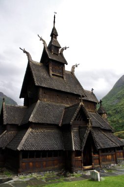 Borgund Stave Kilisesi dağlarla çevrili. Borgund, Norveç, 14 Eylül 2015. 