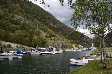 Laerdalselvi Nehri 'nde arkası dağlarla dolu tekneler. Lrdal, Norveç. 14 Eylül 2015. 