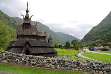 Borgund Stave Kilisesi dağlarla çevrili. Borgund, Norveç, 14 Eylül 2015. 