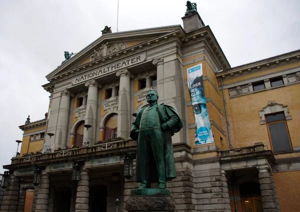 Bjrnstjerne Bjrnson heykeli olan Ulusal Tiyatro. Oslo, Norveç, 15 Eylül 2015. 