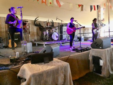 Grace Petrie grubuyla birlikte İngiltere, Tunbridge Wells 'teki Black Deer Festivali' nde Haleys Bar Stage 'de sahne alacak. 17 Haziran 2023. 