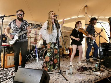 Morganway, 17 Haziran 2023 'te İngiltere, Tunbridge Wells' teki Black Deer Festivali 'nde Cafe Nero Stage' de canlı performans sergiledi.. 