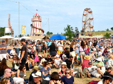 Kara Geyik Festivali 'nde kalabalık sahneleri. Tunbridge Wells Bölgesi, İngiltere. 17 Haziran 2023. 