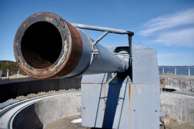 Kristiansand Cannon Müzesi 'ndeki 38 cm kalibrelik silah. Kristiansand, Norveç. 7 Nisan 2014. 