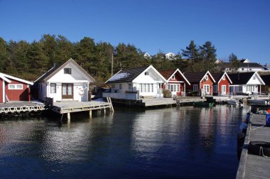 Suya bakan geleneksel ahşap evler. Kristiansand, Norveç. 7 Nisan 2014. 