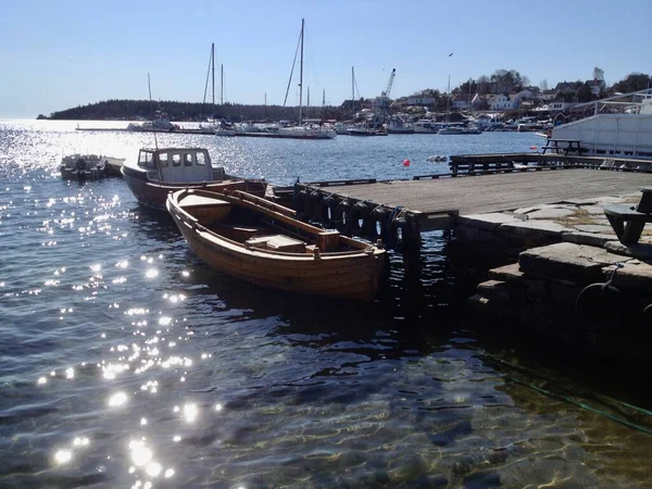 Veslařský Člun Kotvící Dřevěném Molu Sluncem Svítícím Vodu Lillesand Norsko — Stock fotografie