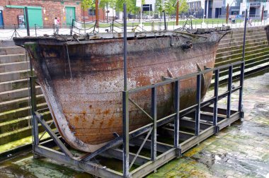 Belfast, İngiltere. 19 Ağustos 2013. Titanik Belfast 'taki Caisson Geçidi. Ahşap ve çelikten yapılmış içi boş bir kap olan Caisson, rıhtımın boşaltılmasını sağlayan su geçirmez bir giriş kapısıydı. 1867.
