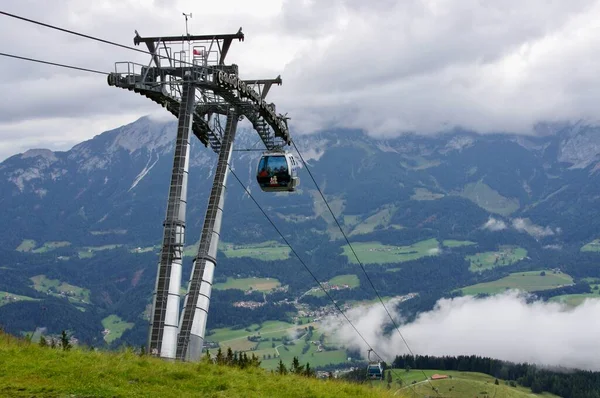 Sll Österreich Juli 2014 Seilbahn Mit Bergen Hintergrund Und Wolken — Stockfoto