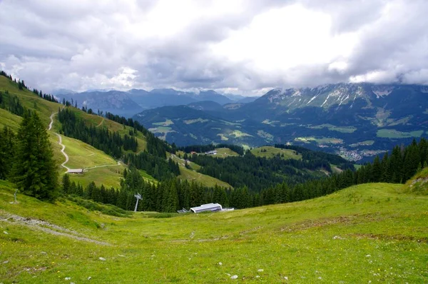 Sll Ausztria 2014 Július Tiroli Füves Területek Hegyek Felvonóval Távolban — Stock Fotó
