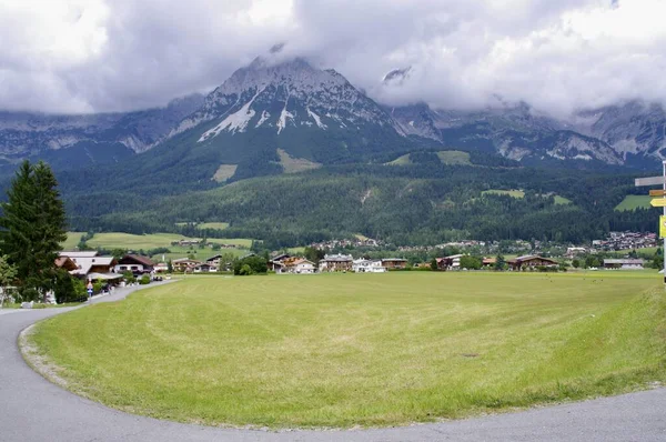 Вид Луга Гору Хоэ Сальве Облаками Вокруг Озил Австрия Июля — стоковое фото