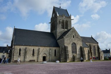 Sainte Mere Eglise Kilisesi, çatıda asılı paraşütçü John Steele modeli. Sainte Mere Eglise, Fransa, 3 Temmuz 2023.  