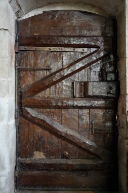 Eski Tahta Kahverengi Kilise Kapısı, Sainte Mere Eglise, Fransa. 