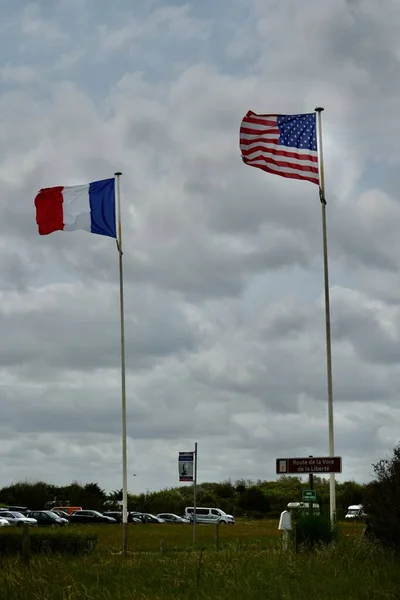 Banderas Francesas Americanas Bajo Cielo Nublado Utah Beach Francia Julio — Foto de Stock