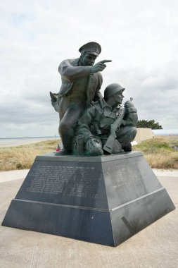 Fırtınalı bir gökyüzünün altında ABD Donanma Anıtı. Utah Plajı, Fransa, 3 Temmuz 2023. 