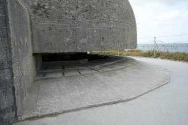 Beton bir Alman sığınağında gözlem penceresi. Pointe du Hoc, Fransa, 3 Temmuz 2023. 