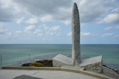 Denize bakan Birleşik Devletler Komandoları Anıtı. Pointe du Hoc, Fransa, 3 Temmuz 2023. 