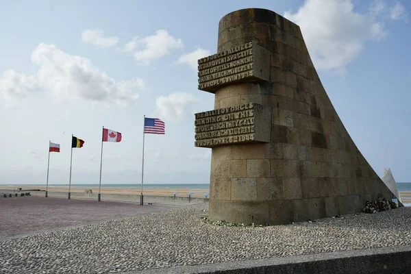 Ww2 Allied Δυνάμεις Μνημείο Θάλασσα Και Σημαίες Στο Παρασκήνιο Omaha — Φωτογραφία Αρχείου