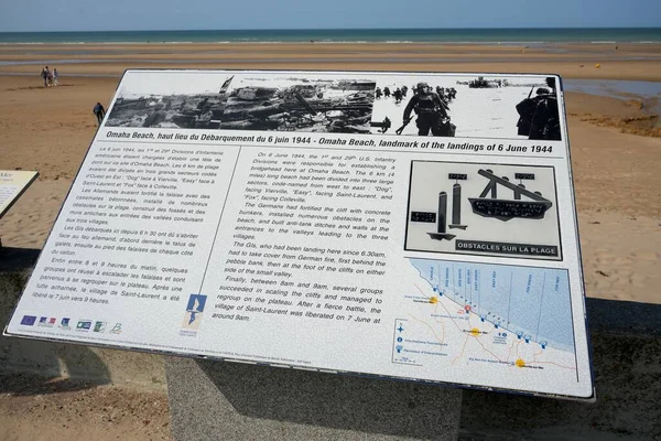 Tablica Informacyjna Widokiem Plażę Tyłu Morza Omaha Beach Francja Lipca — Zdjęcie stockowe