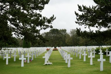 Normandiya Amerikan Mezarlığı ve Anıtı 'ndaki mezar taşları. Omaha Sahili, Fransa, 4 Temmuz 2023. 