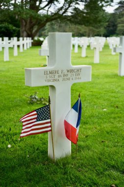 Normandiya Amerikan Mezarlığı ve Anıtı 'nda Amerikan ve Fransız bayraklarıyla Çavuş Elmere P. Wright' a. Omaha Sahili, Fransa, 4 Temmuz 2023. 