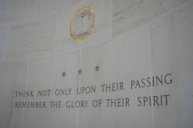 Normandiya Amerikan Mezarlığı ve Anıtı 'ndaki Şapel' in içindeki yazı. Omaha Sahili, Fransa, 4 Temmuz 2023. 