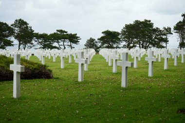 Normandiya Amerikan Mezarlığı ve Anıtı 'ndaki mezar taşları. Omaha Sahili, Fransa, 4 Temmuz 2023. 