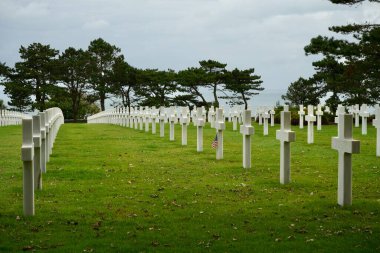 Normandiya Amerikan Mezarlığı ve Anıtı 'ndaki mezar taşları. Omaha Sahili, Fransa, 4 Temmuz 2023. 
