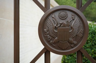 Normandiya Amerikan Mezarlığı ve Anıtı 'nın Kapıları' nın Büyük Mührü. Omaha Sahili, Fransa, 4 Temmuz 2023. 