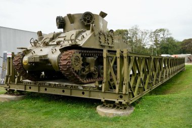  M32 Sherman Tank Kurtarma Aracı Bailey Köprüsü dışındaki Overlord Müzesi 'nde. Colleville-sur-Mer, Fransa, 4 Temmuz 2023.