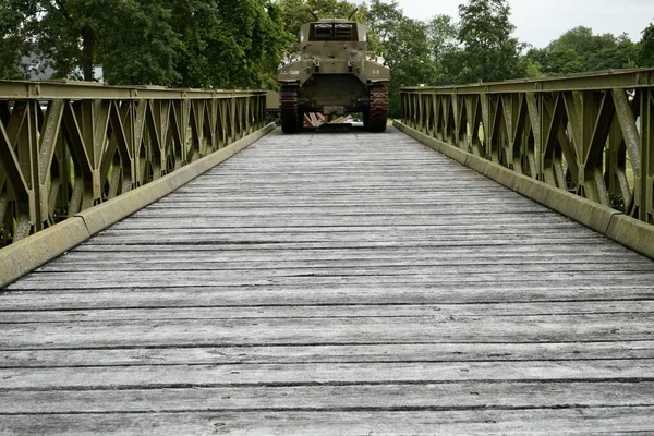  M32 Sherman Tank Kurtarma Aracı Bailey Köprüsü dışındaki Overlord Müzesi 'nde. Colleville-sur-Mer, Fransa, 4 Temmuz 2023.