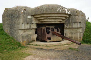 İkinci Dünya Savaşı 'ndan kalma Alman silahı. Longues-sur-Mer, Fransa, 4 Temmuz 2023. 