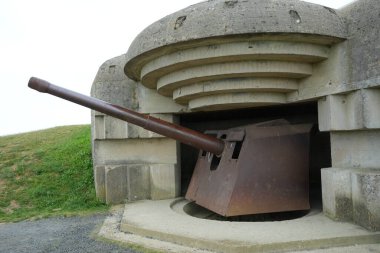 İkinci Dünya Savaşı 'ndan kalma Alman silahı. Longues-sur-Mer, Fransa, 4 Temmuz 2023. 