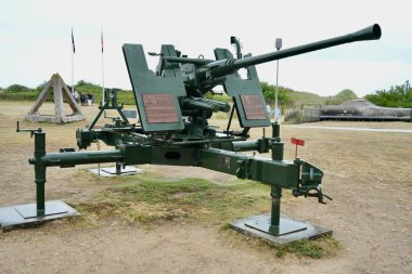 Juno Plaj Merkezi 'nin önünde 40 mm' lik Bofors Gun var. Juno Plajı, Fransa, 4 Temmuz 2023. 