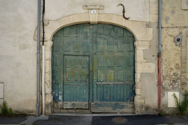 上のナンバー1と石の壁のOrnate古い木製の緑の二重ドア フランス — ストック写真