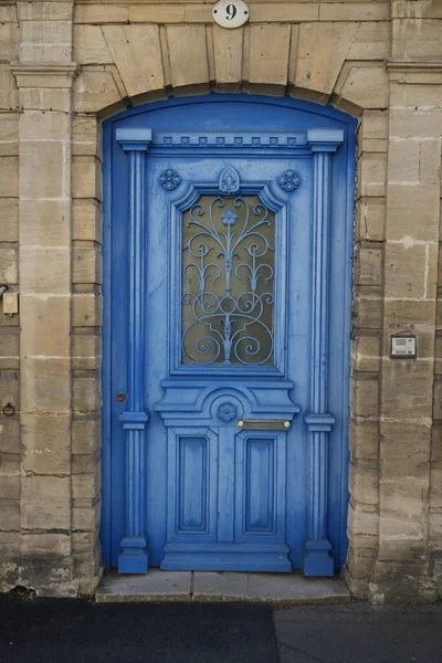 Орнаментированная Голубая Дверь Кованой Деталью Каменной Стене Номером Сверху Франция — стоковое фото