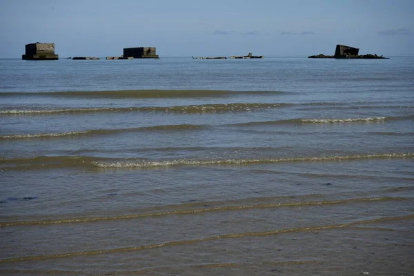Olas Golpeando Playa Con Restos Ww2 Day Mulberry Harbour Asnelles — Foto de Stock